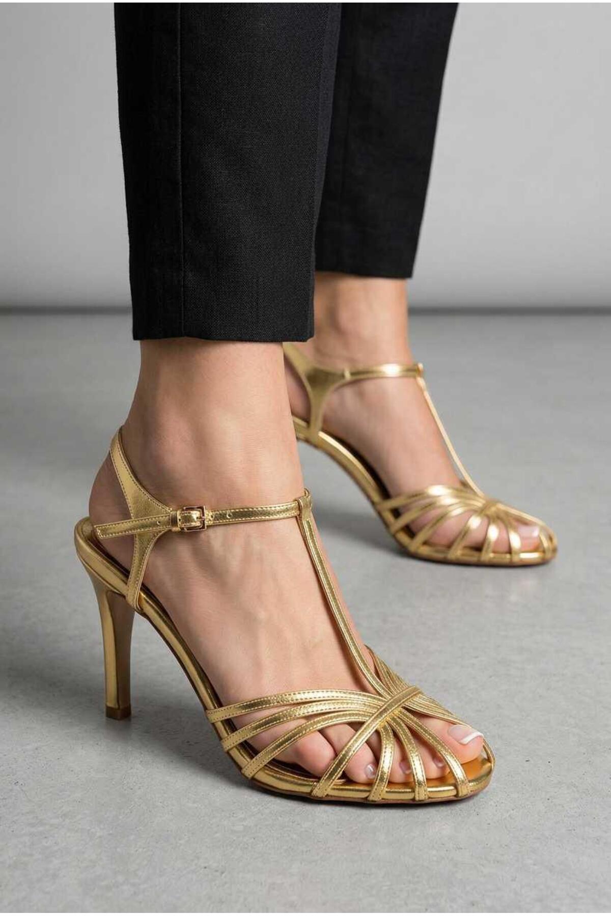 Ilona Gold Metalik Yuvarlak Burunlu Kadın Sandalet